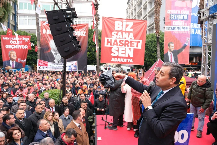   10 binlerce Adanalı Zeydan Karalar&rsquo;a &ouml;zg&uuml;rl&uuml;k i&ccedil;in toplandı