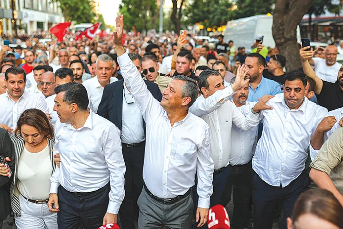 Adana, &Ouml;zg&uuml;r &Ouml;zel'i kucakladı