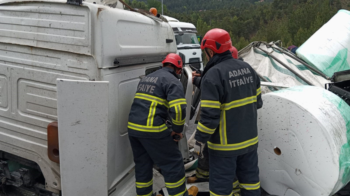 Adana’da 2 tır, 5 otomobil birbirine girdi: 2’i ağır 6 yaralı 