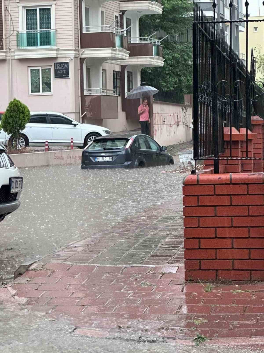 Adana'da aşırı yağmur nedeniyle evleri su bastı, kanal ile yol birleşti 