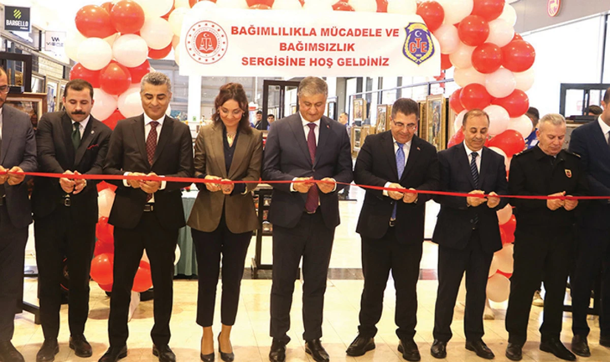 Adana&rsquo;da cezaevindeki  h&uuml;k&uuml;ml&uuml;lerin eserleri sergilendi