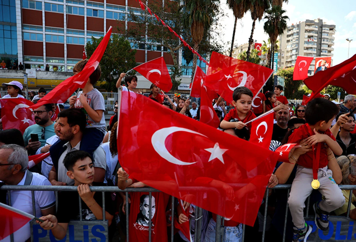 Adana'da Cumhuriyet'in 102. yılı coşkuyla kutlandı