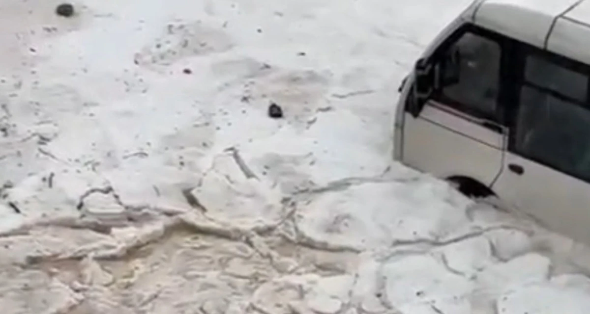 Adana&rsquo;da dolu, sağanak ve hortum hayatı fel&ccedil; etti 