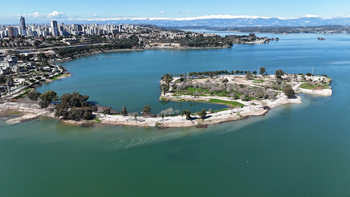 Adana'da g&ouml;lde su seviyesi y&uuml;kseldi, Sevgi Adası yolu kayboldu