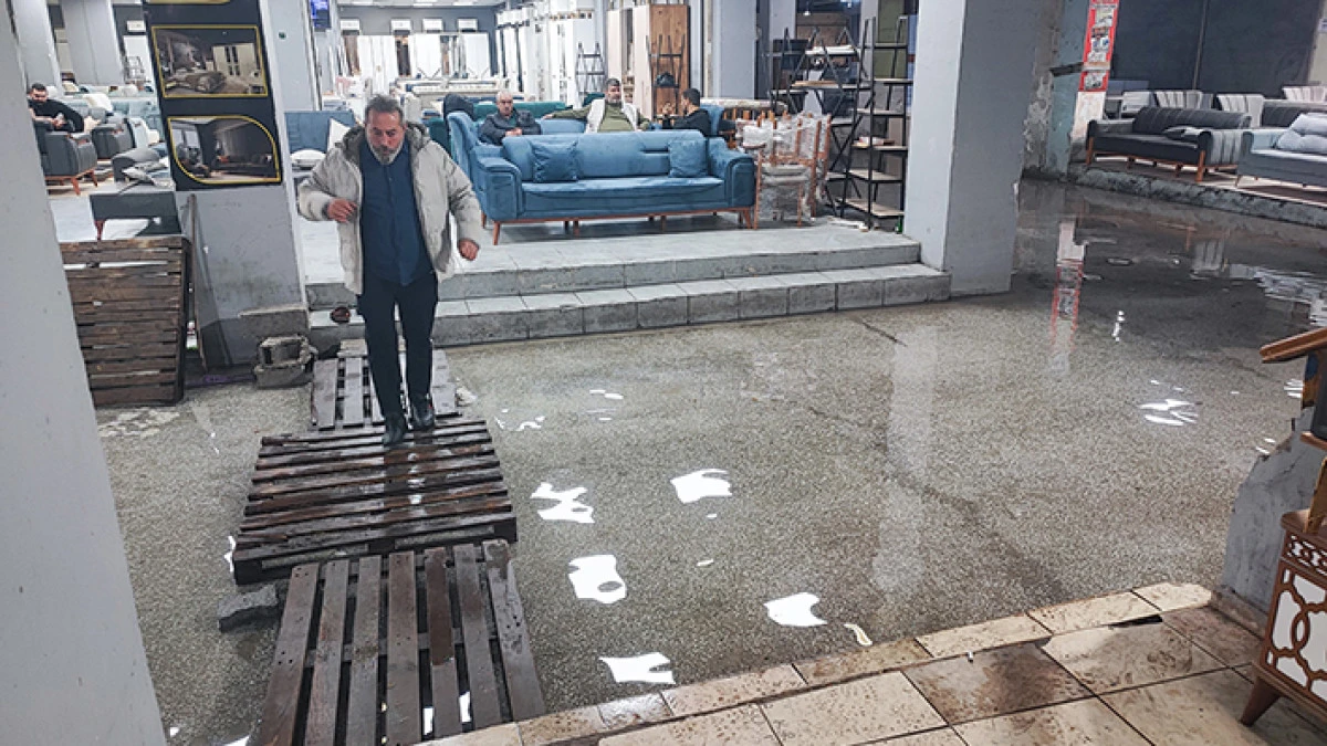 Adana'da iş hanını 27 yıldır su basıyor   