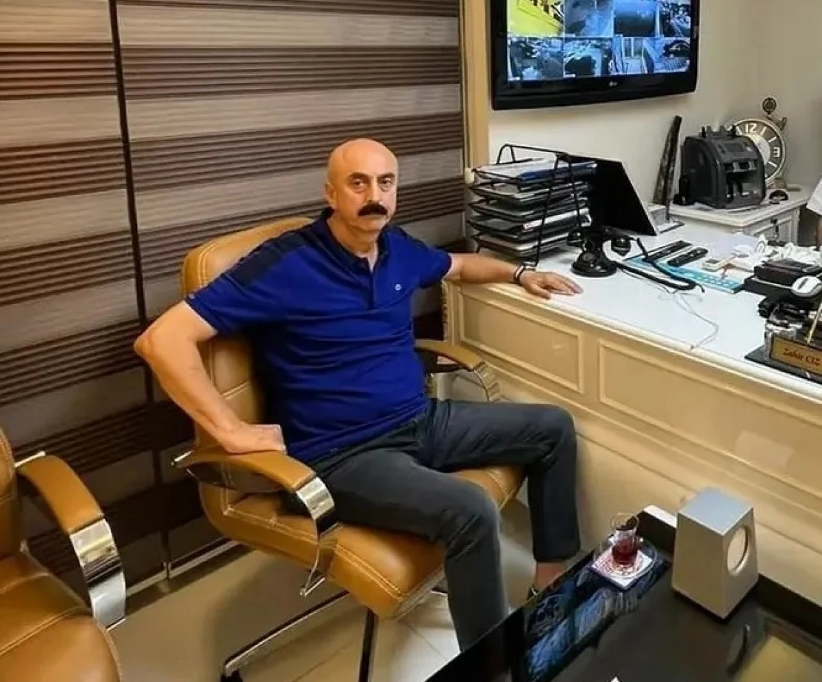Adana&rsquo;da iş yeri &ouml;n&uuml;nde silahlı saldırı: 1 &ouml;l&uuml;, 1 yaralı 