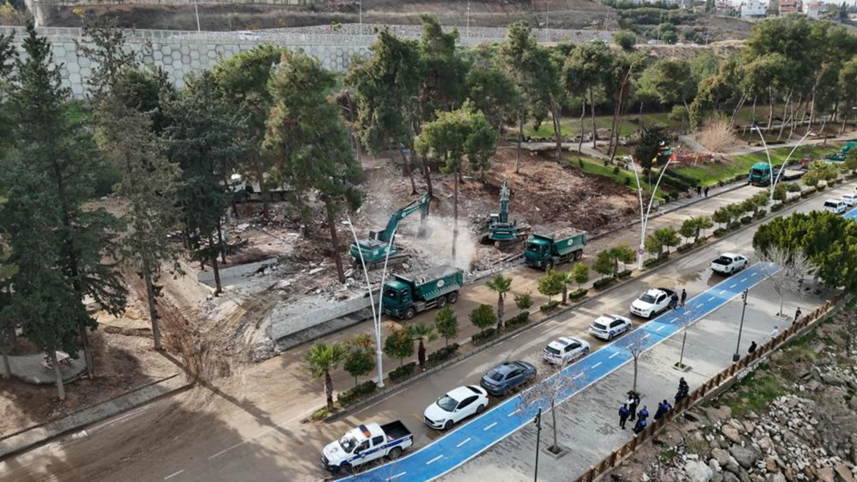  Adana'da ka&ccedil;ak işletmeler yıkılıyor     