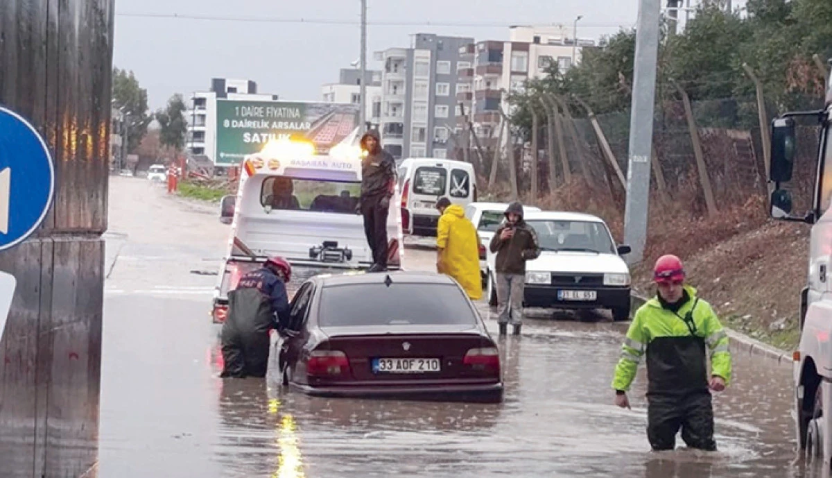 Adana'da sağanak hayatı fel&ccedil; etti