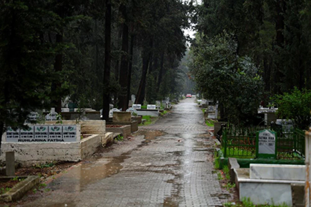 Adana'da şiddetli yağış nedeniyle arife g&uuml;n&uuml; mezarlıklar boş kaldı     