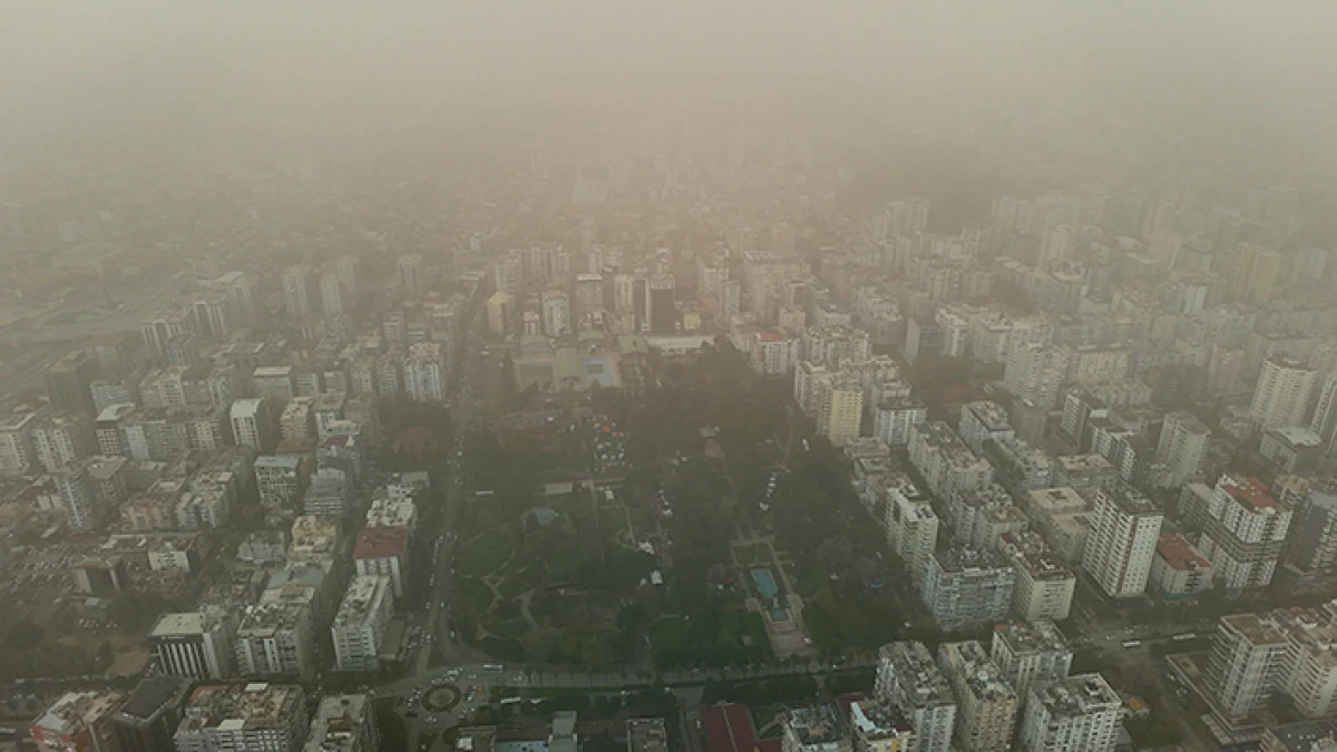 Adana'da toz taşınımı havadan g&ouml;r&uuml;nt&uuml;lendi   