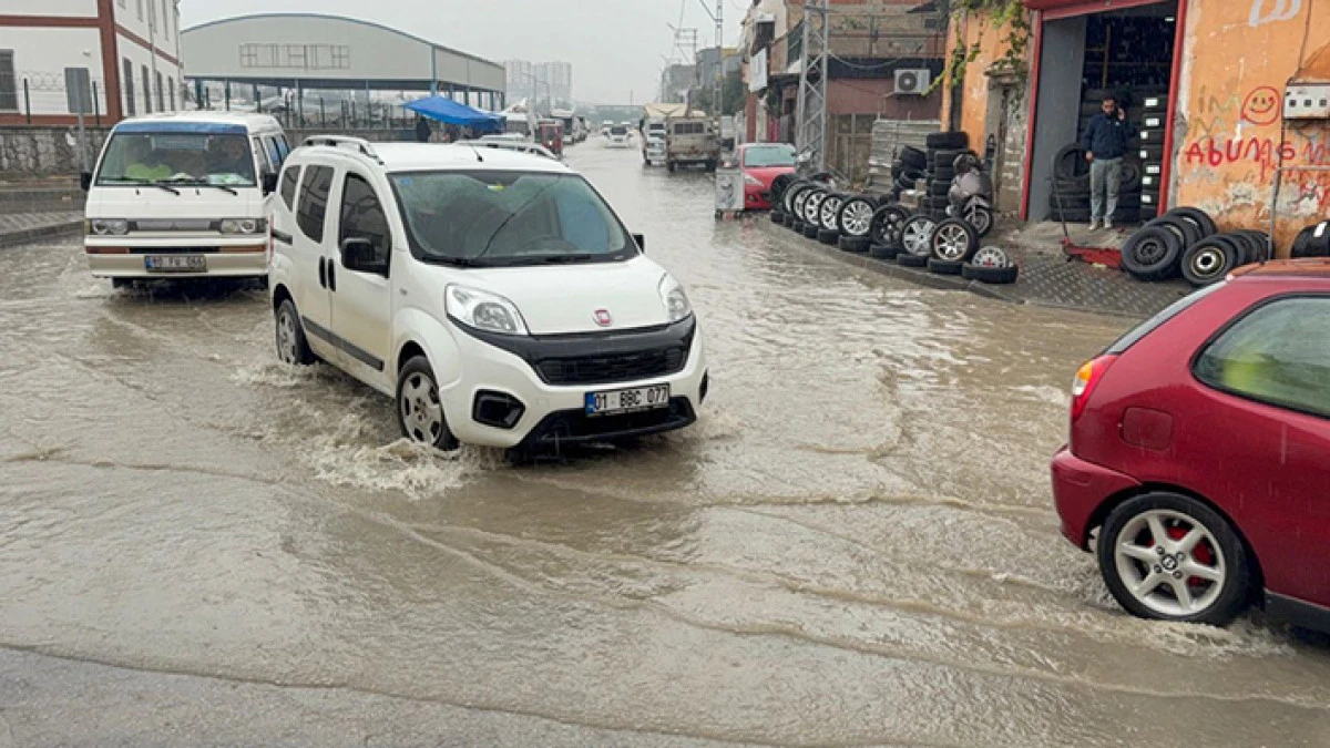 Adana'da yağmur hayatı olumsuz etkiledi