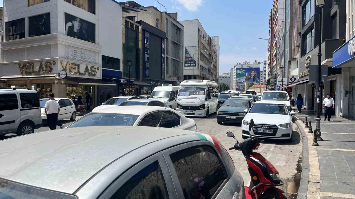 Adana&rsquo;nın caddeleri a&ccedil;ık otoparka d&ouml;nd&uuml; 