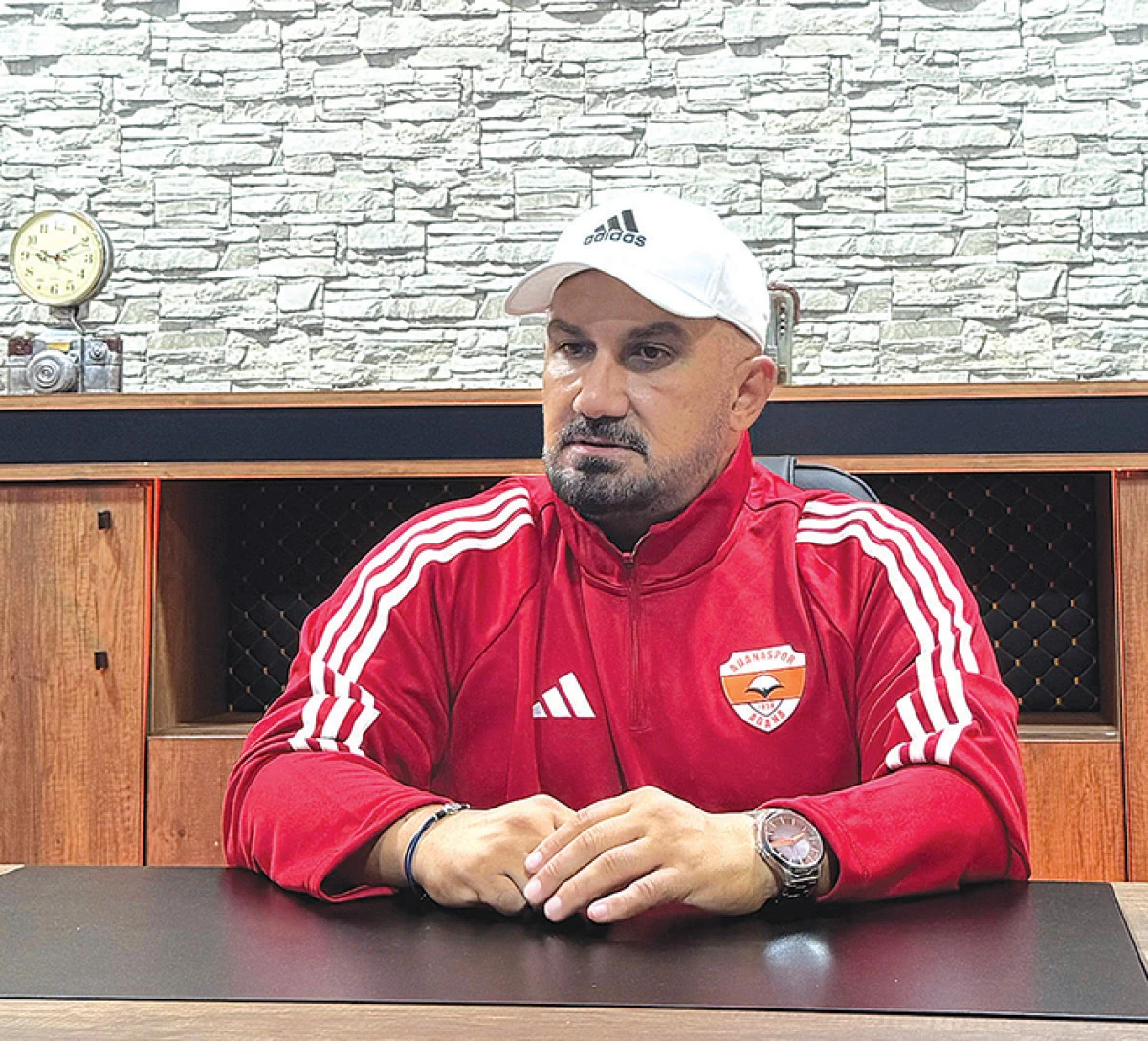 Adanaspor Teknik Direktörü Yüksel Yeşilova, başkan ve yönetiminin ilgisizliğine isyan etti