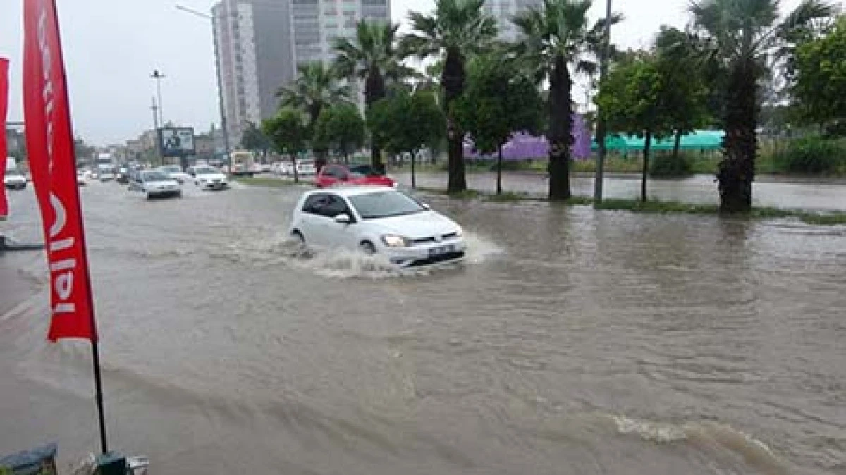  Adana&rsquo;yı sağanak yağış vurdu, yollar g&ouml;le d&ouml;nd&uuml;     