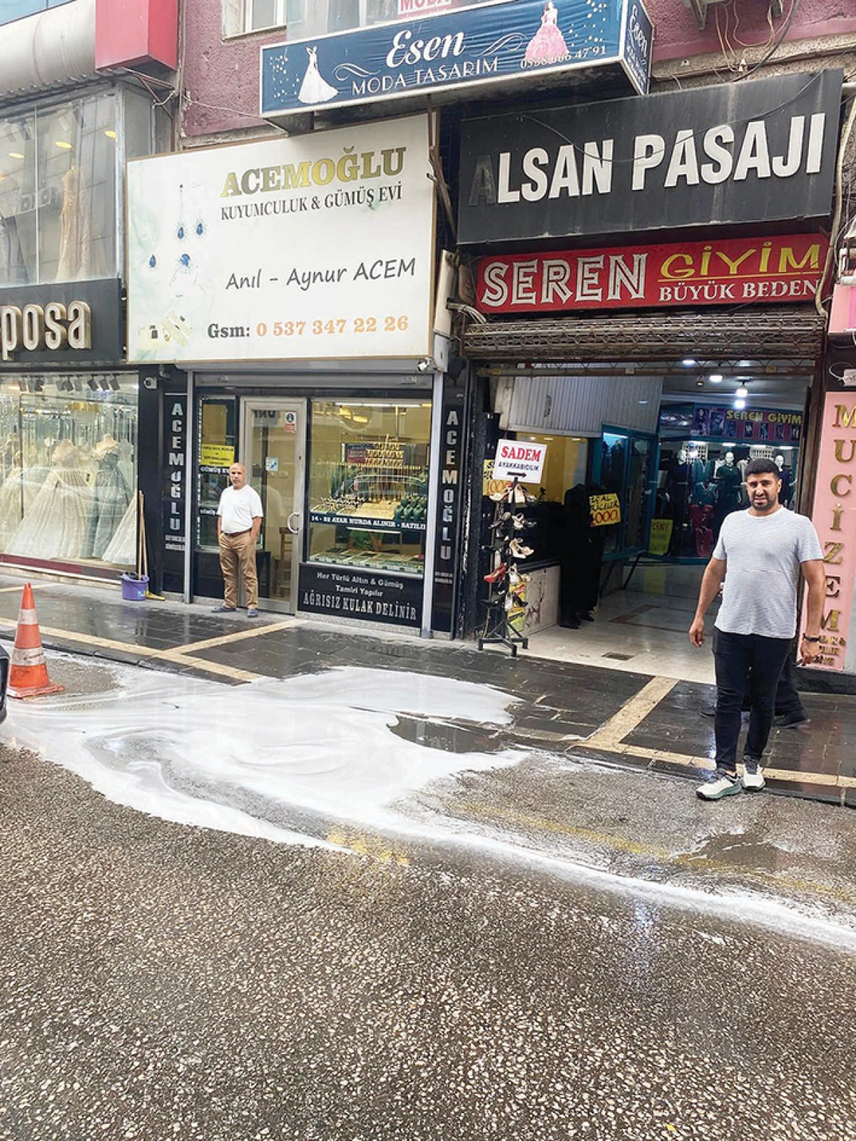 Alsan Pasajı esnafı isyanda:  &ldquo;Her yağmurda  aynı kabusu yaşıyoruz!&rdquo;