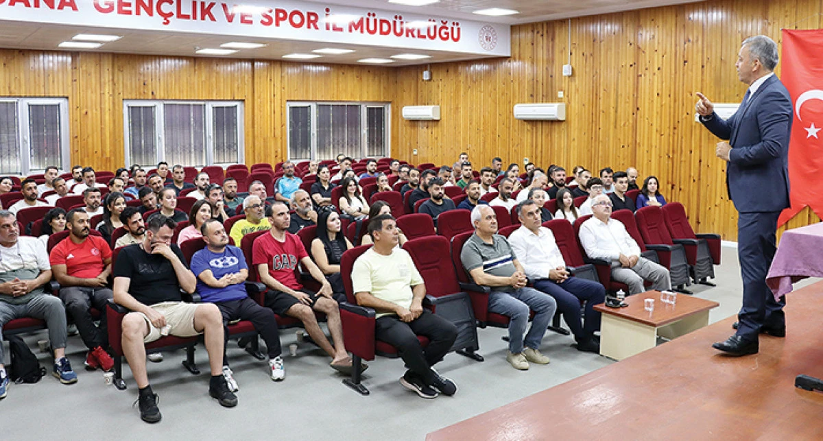   Antrenörlerle geniş katılımlı  değerlendirme toplantısı