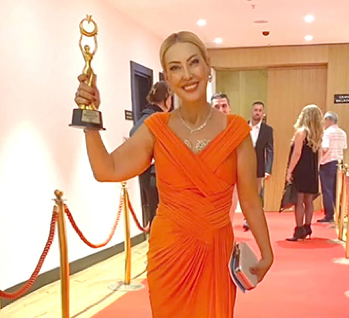  Aylin &Ouml;zberk  &ouml;d&uuml;le doymuyor