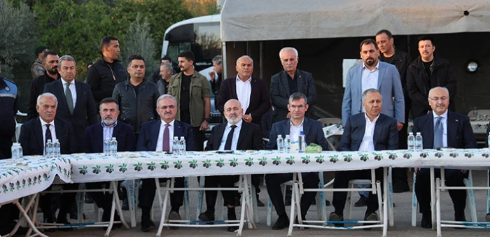 Bakan Yerlikaya, Kozan’da taziye ziyaretinde bulundu     