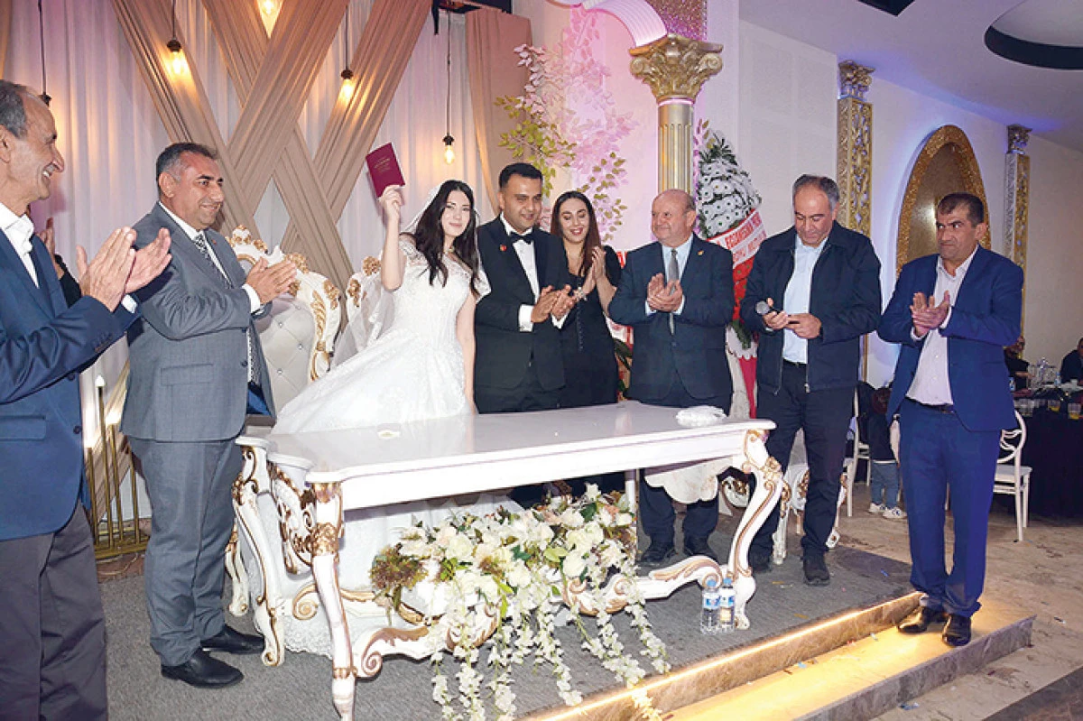 Birbirlerine b&uuml;y&uuml;k AŞK ile bağlı olan Nazım Aksoy ve &Ouml;zlem Akar, sevgilerini evlilikle per&ccedil;inledi