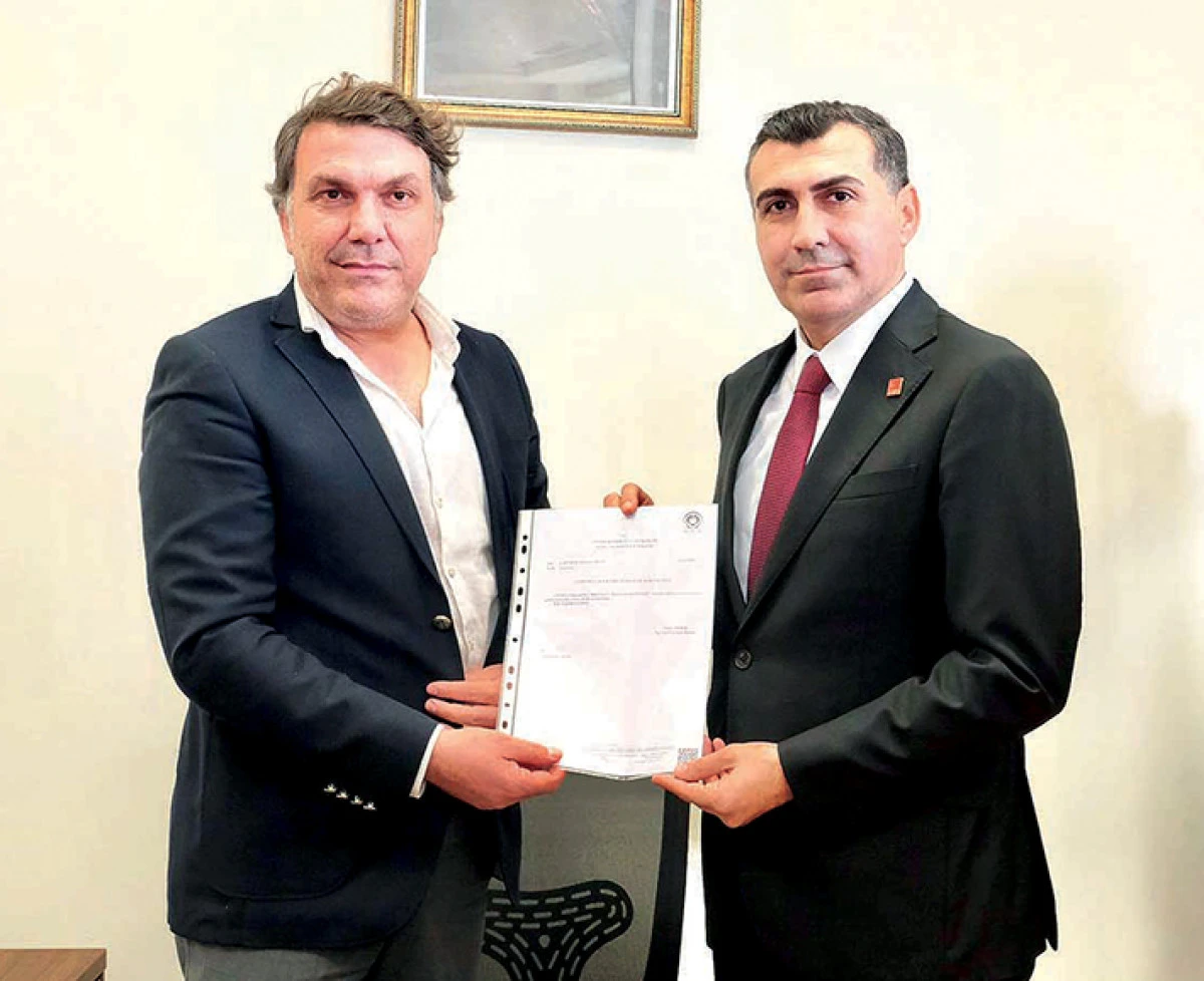 CHP Adana'da Anıl Tanburoğlu mazbatasını aldı
