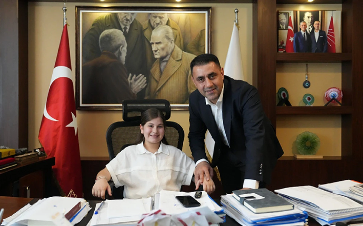 &Ccedil;ukurova Belediye Başkanı Kozay, makam koltuğunu &ccedil;ocuklara devretti   