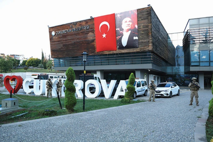 &Ccedil;ukurova Belediyesi'ne operasyon: Soner &Ccedil;etin ve Emrah Kozay dahil 44 g&ouml;zaltı   