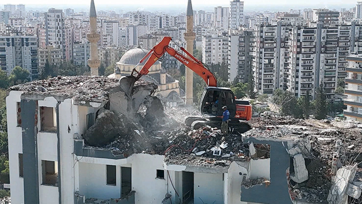 Depremde hasar gören binaların yıkımı  vatandaşlara o günleri hatırlatıyor