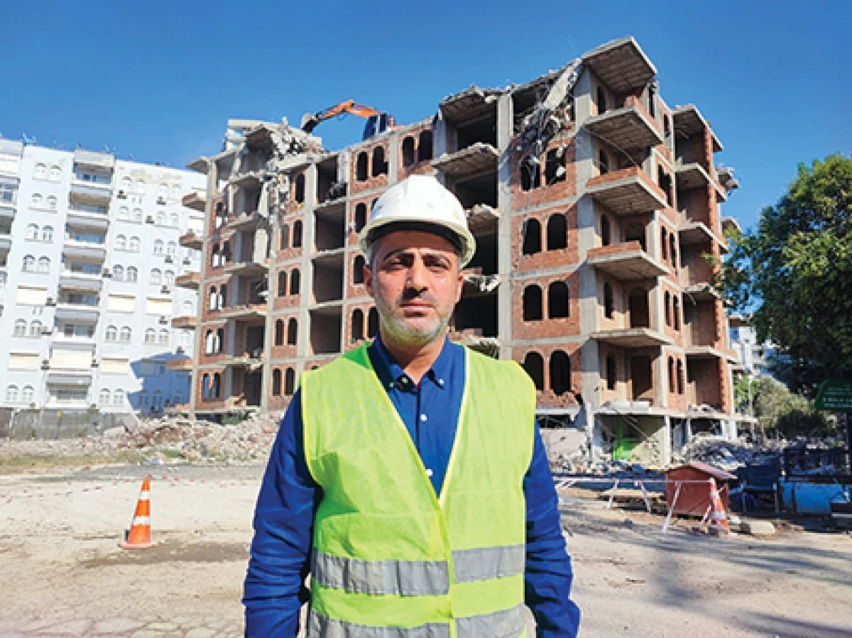 Depremde hasar g&ouml;ren mahkemelik binalarda yıkım başladı
