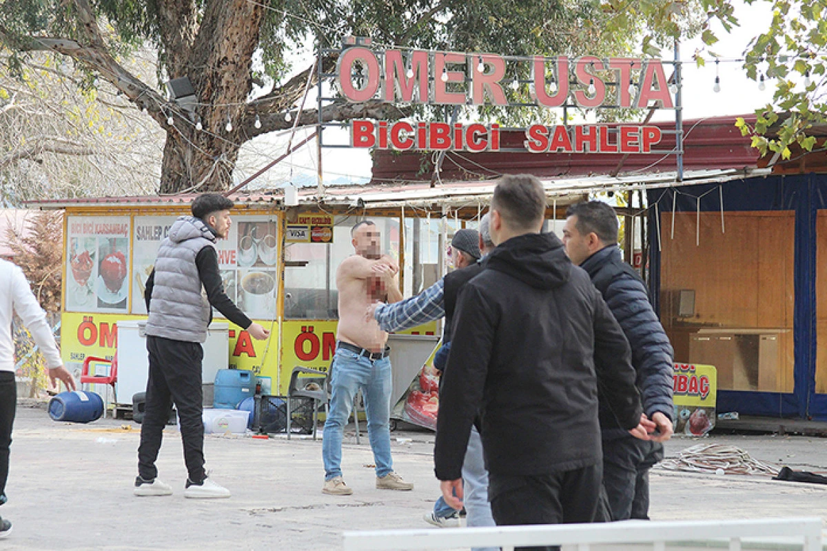 D&uuml;kkanlar yakıldı, bir kişi kendine zarar verdi