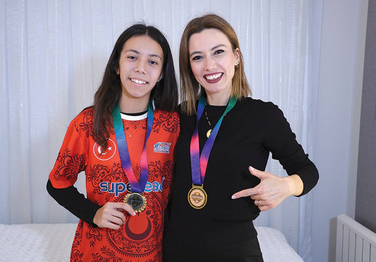 'D&uuml;nya Hafıza Şampiyonası'na  Adanalı anne ile kızı damga vurdu