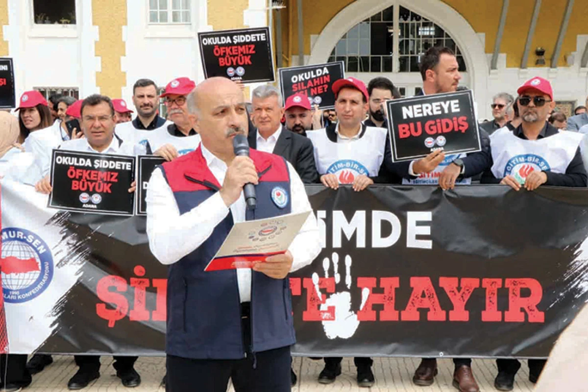 Eğitim-Bir-Sen Adana Şubesi &uuml;yeleri, eğitimciye şiddete karşı iş bıraktı: &Ouml;lmeye değil, &ouml;ğretmeye geldik!