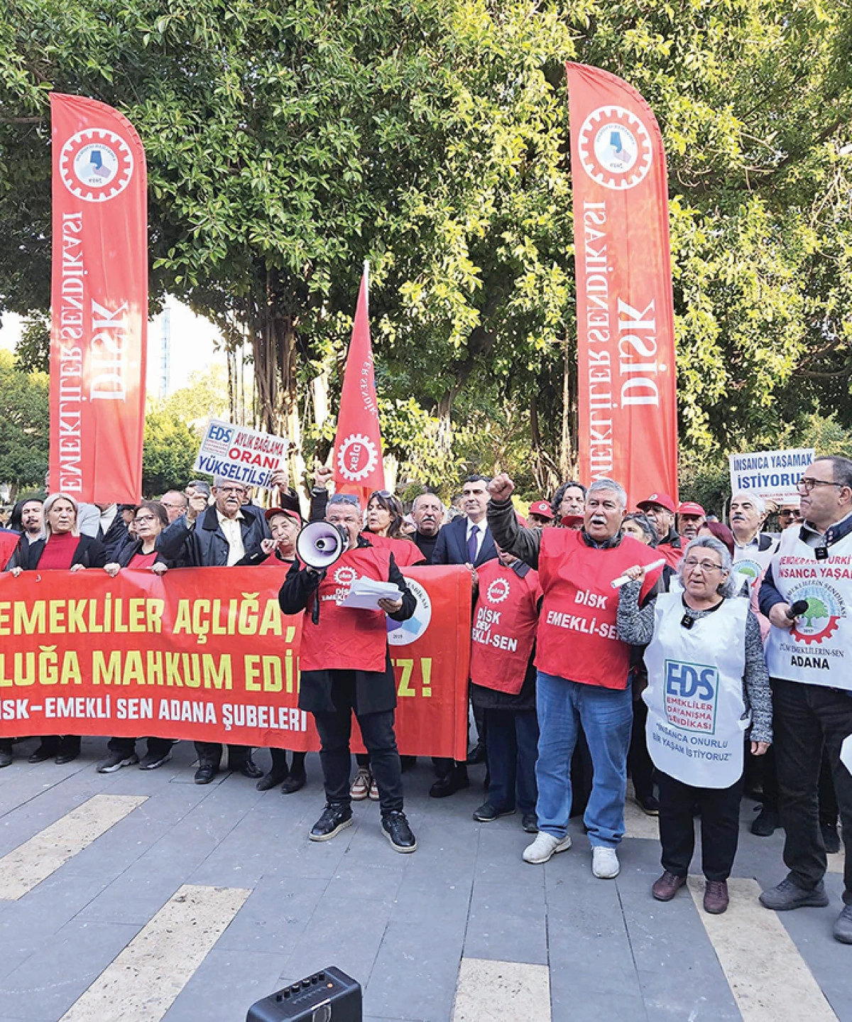 Emekliler sahaya indi