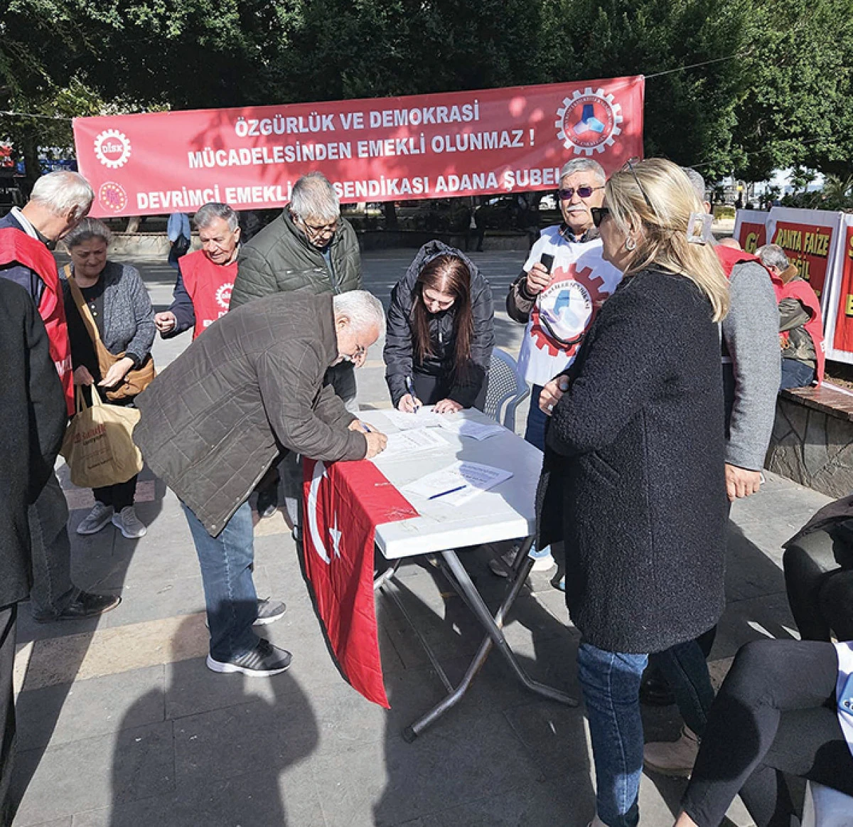 Emeklilerden imza kampanyası: &ldquo;Sadaka istemiyoruz&rdquo;