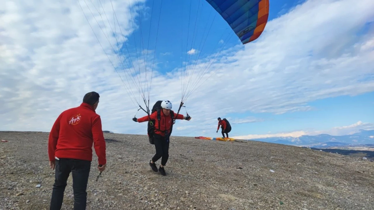 Engelini aştı yama&ccedil; paraş&uuml;t&uuml;ne başladı   