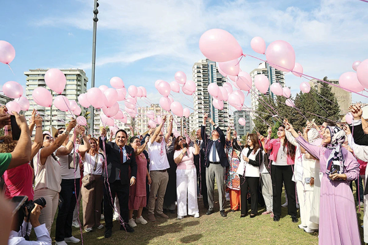 Gökyüzüne yüzlerce  pembe balon bırakıldı