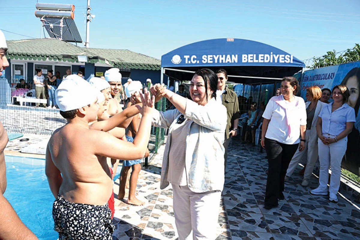 Hem y&uuml;zmeyi &ouml;ğreniyorlar  hem de yazın keyfini &ccedil;ıkarıyorlar