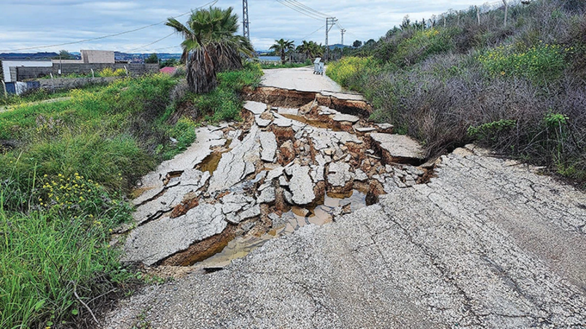 Heyelan sonucu yol &ccedil;&ouml;kt&uuml;