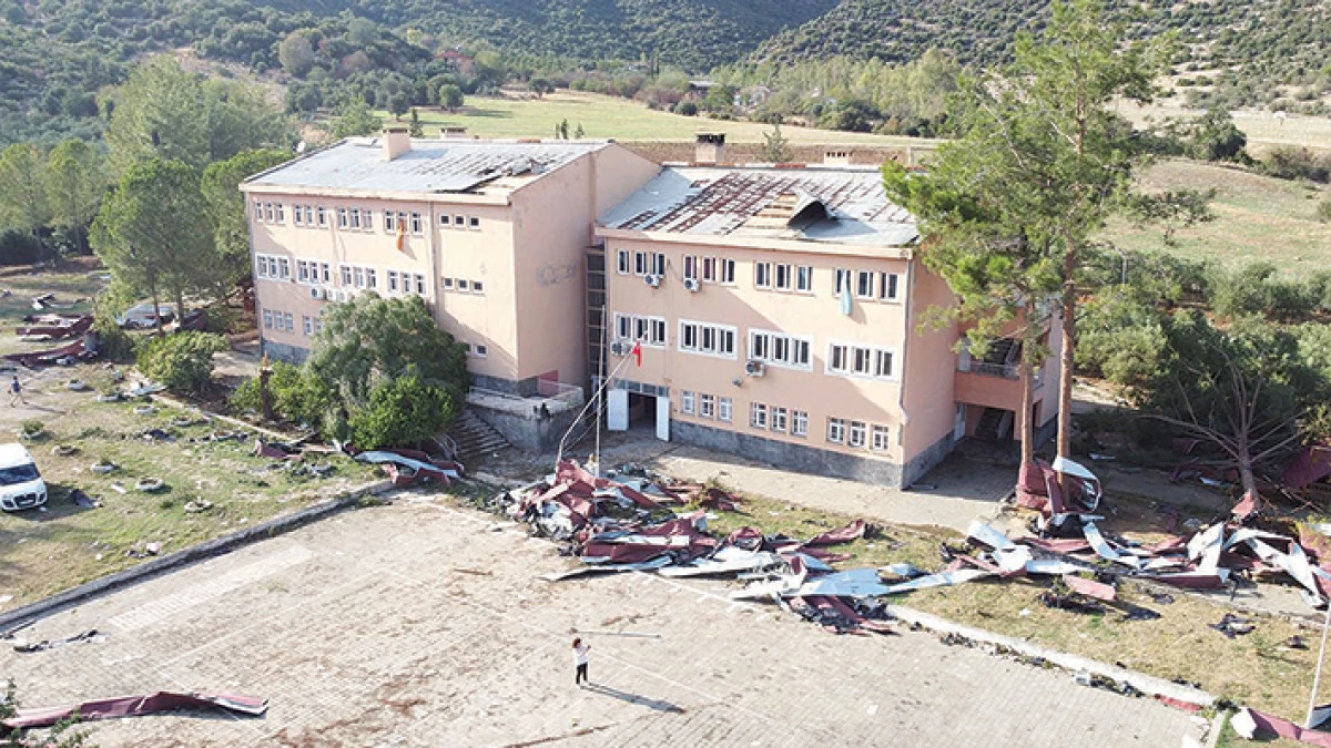 Hortum öğrenciler  içerideyken okulu vurdu