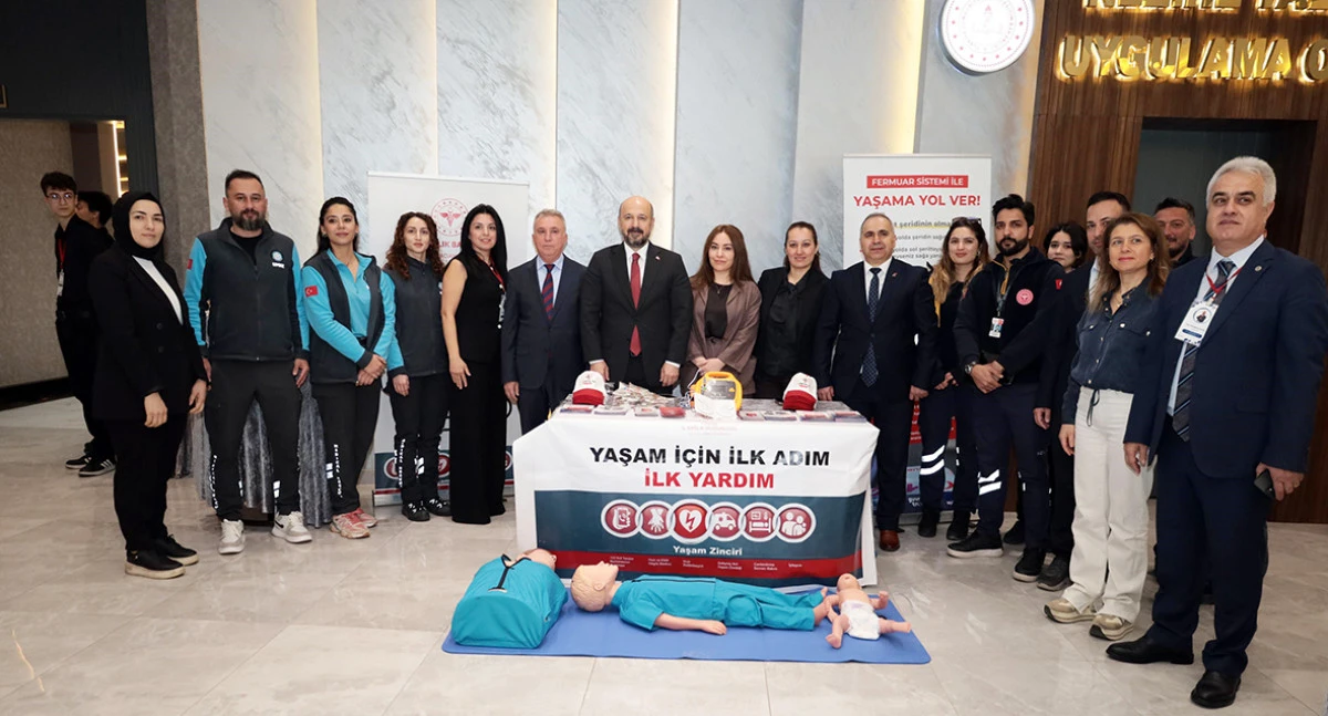 İl Sağlık M&uuml;d&uuml;r&uuml; Uzm.Dr. Halil Nacar, Lise &ouml;ğrencileri tıp sempozyumuna katıldı