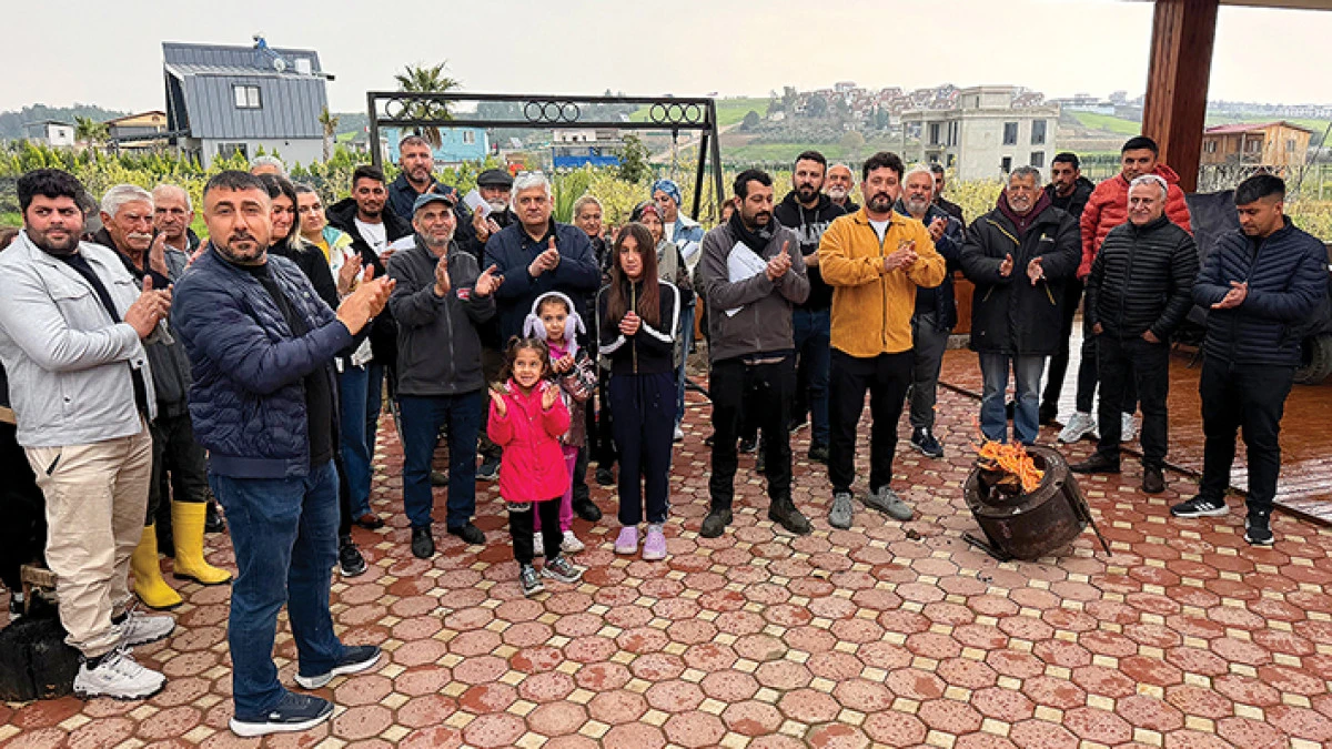 Ka&ccedil;ak yapı gerek&ccedil;esiyle yıkım kararı verilmişti:  G&ouml;l kenarındaki  mahallede protesto