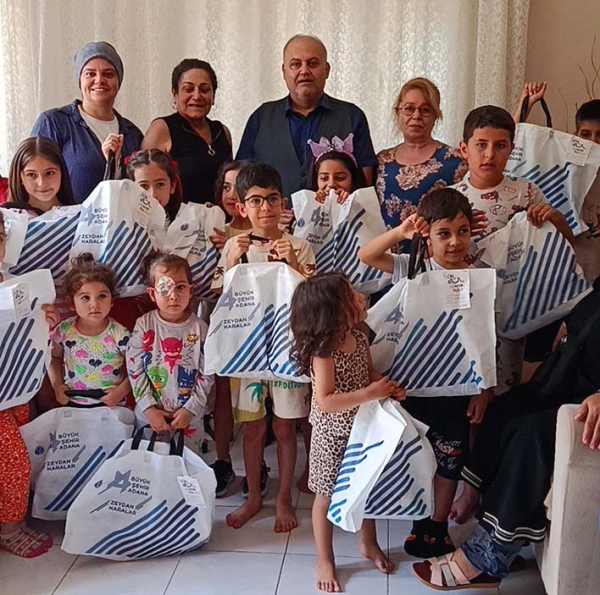   Kanserli hastalara moral olup,  &ccedil;ocukların y&uuml;z&uuml;n&uuml; g&uuml;ld&uuml;rd&uuml;ler