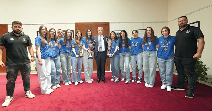 Karalar, kız basketbol takımı oyuncularını kutladı