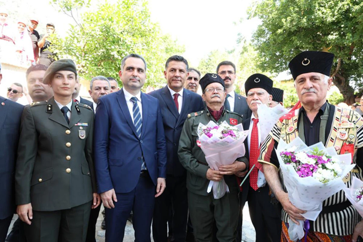 Kozan'da 106 metrelik bayrakla kurtuluş coşkusu   