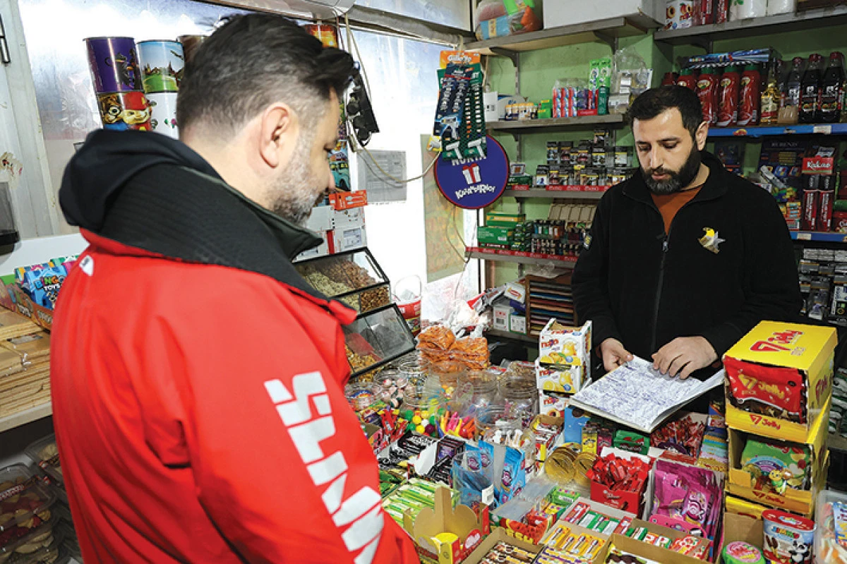 Mahallenin bakkal borcunu &ouml;deyip,  veresiye defterini yaktı