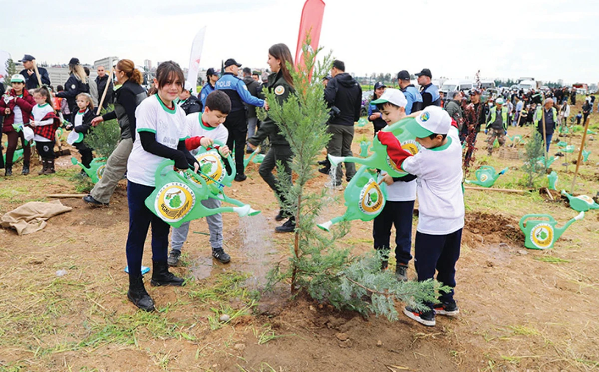  Mimar Kemal İlkokulu &ouml;ğrencileri toprağa umut ekerken, &ldquo;Benim de dikili bir ağacım var&rdquo; dediler
