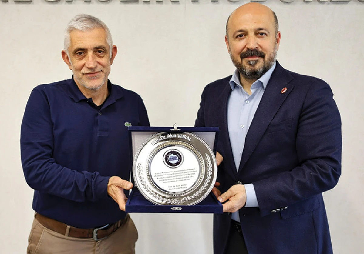 Nacar&rsquo;dan Vural&rsquo;a plaket