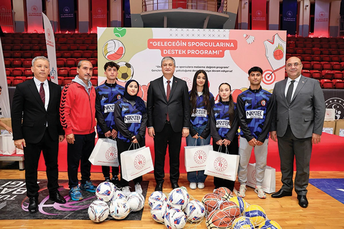 &Ouml;ğrencilere spor malzemesi dağıtıldı