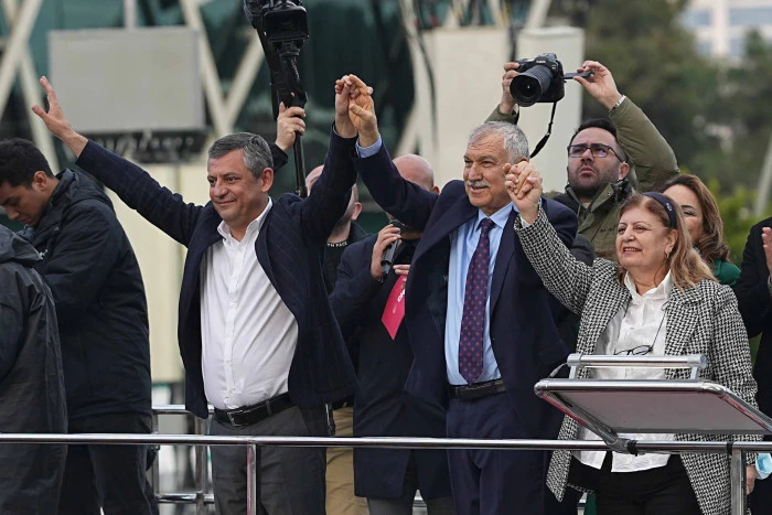 On binlerce Adanalı CHP İl binası &ouml;n&uuml;nde Zeydan Karalar&rsquo;la hasret giderdi