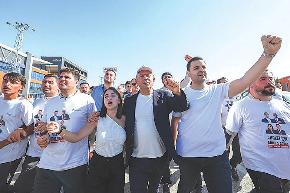 Özgür Özel’den  Adanalı gençlere destek