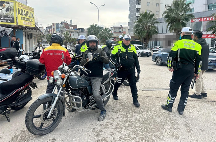 Polis bir g&uuml;nde 228 motosiklet s&uuml;r&uuml;c&uuml;s&uuml;ne 1,2 milyon lirayı aşan ceza kesti     